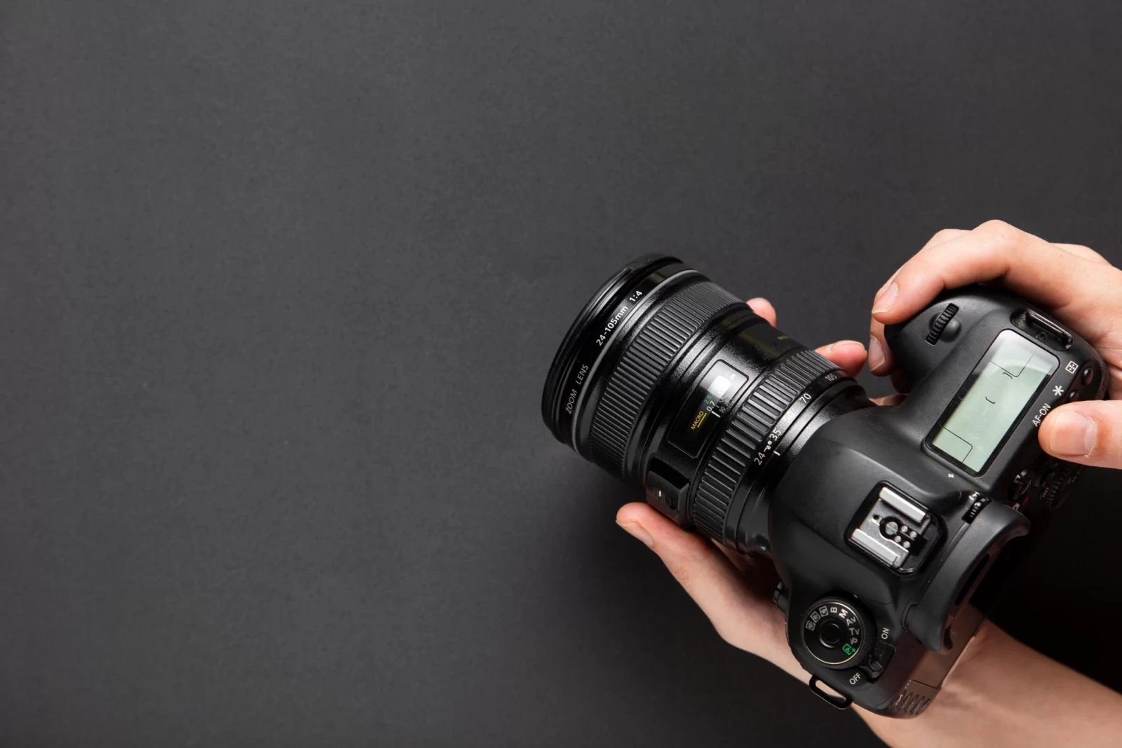 top-vienew1111w-hands-holding-camera-with-copy-space-scaled top-vienew1111w-hands-holding-camera-with-copy-space-scaled